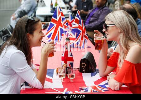 Charlotte Scaife (sinistra) e Charlotte Boon godetevi il Grove Street Party in Ilkley, West Yorkshire, per celebrare la regina il novantesimo compleanno. Foto Stock