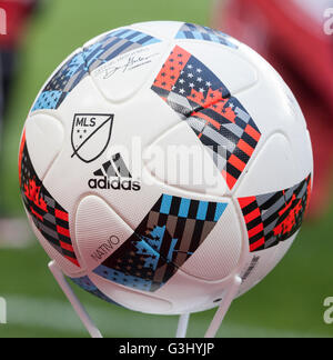 Harrison, Stati Uniti. 09Apr, 2016. Gazzetta match ball sul display per MLS partita di calcio tra Sporting Kansas City e New York Red Bulls in Red Bull Arena © Lev Radin/Pacific Press/Alamy Live News Foto Stock