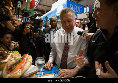 Bronx, Stati Uniti. 07 apr, 2016. John Kasich godendo il cibo a Mike's Deli a incontrare e salutare sulla Arthur Avenue. © Louise Wateridge/Pacific Press/Alamy Live News Foto Stock