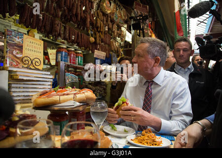 Bronx, Stati Uniti. 07 apr, 2016. John Kasich godendo il cibo a Mike's Deli a incontrare e salutare sulla Arthur Avenue. © Louise Wateridge/Pacific Press/Alamy Live News Foto Stock