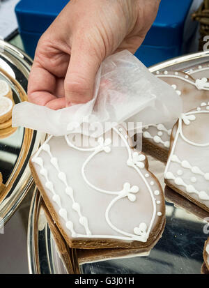 Iced Lebkuchen biscotti di corona in vendita presso Bettys sala da tè durante il Grove Street Party in Ilkley, West Yorkshire, per celebrare la regina il novantesimo compleanno. Foto Stock