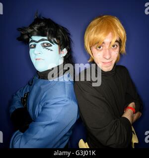 Cosplayers Scott Martin, 22, vestito come Dr Drakken (sinistra) e David Green, 25, vestito come Ron Stoppable, sia dal gioco Kim Possible, come gli appassionati di giochi per computer frequentare il weekend long play Expo presso la Braehead Arena, Glasgow. Foto Stock