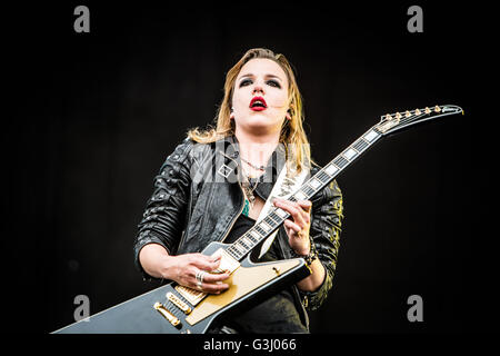 Landgraaf, Paesi Bassi. 11 Giugno, 2016. Lzzy Hale della american hard rock band Halestorm raffigurata sul palco come lei esegue live at Pinkpop Festival 2016 in Landgraaf Paesi Bassi © Roberto Finizio Pacificf/press/Alamy Live News Foto Stock