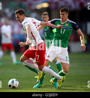 In Irlanda del Nord la Paddy McNair (destra) e della Polonia Arkadiusz Milik battaglia per la sfera durante UEFA EURO 2016, gruppo C match allo Stade de Nice, Nice. Foto Stock