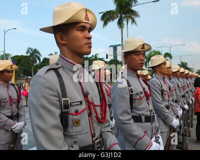 Presidente Benigno Simeon Aquino III, ha portato la ghirlanda di cerimonia di posa a Rizal monumento nel Luneta Park, uno del suo ultimo compito come Presidente della Repubblica delle Filippine. Che egli ha mostrato al popolo filippino che ha modernizzato le Forze Armate, mostrando il neo acquisito Choppers & jet fighter durante il giorno di indipendenza celebrazione. (Foto di Josefiel Rivera/Pacific Stampa) Foto Stock