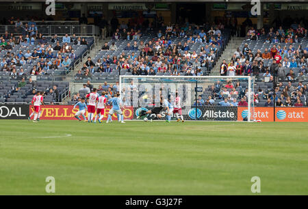 Gedeone Baah (3) punteggi settimo obiettivo in MLS gioco NYC FC contro Red Bulls allo Yankee Stadium. Red Bulls ha vinto 7-0. (Foto di Lev Radin / Pacific Stampa) Foto Stock