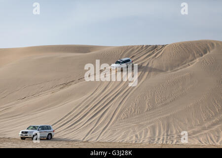 4 x 4's guidare oltre le dune di sabbia del deserto del Qatar. Arabian Adventures Safari nel Deserto al mare interno. Foto Stock