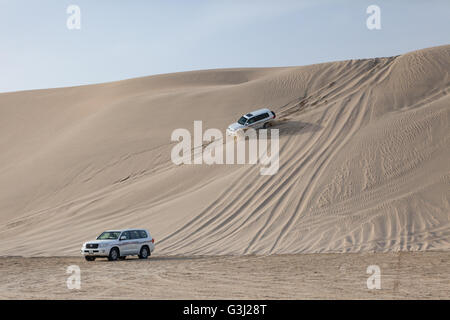 4 x 4's guidare oltre le dune di sabbia del deserto del Qatar. Arabian Adventures Safari nel Deserto al mare interno. Foto Stock