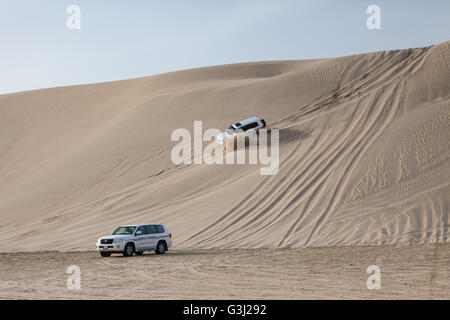 4 x 4's guidare oltre le dune di sabbia del deserto del Qatar. Arabian Adventures Safari nel Deserto al mare interno. Foto Stock