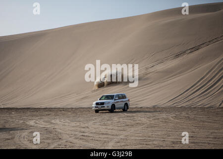 4 x 4's guidare oltre le dune di sabbia del deserto del Qatar. Arabian Adventures Safari nel Deserto al mare interno. Foto Stock