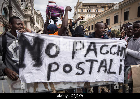 Roma 05/17/2016 Gruppo di richiedenti asilo e rifugiati C.A.R.A. Castelnuovo di Porto ha dimostrato di fronte la Prefettura per richiedere il blocco del trasferimento forzato e condizioni di vita dignitose raffigurato un banner dicendo 'Noi non siamo giro di posta' (Foto di Andrea Ronchini / Pacific Stampa) Foto Stock