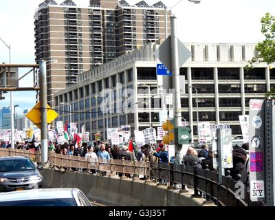 La Nakba giorno marzo per resistenza e Return-Rally e Marzo. Il rally ha cominciato a City Hall Park 17 Park Row, e fu seguita da un marzo oltre il Ponte di Brooklyn per un pomeriggio di Palestina-focalizzato e family-friendly attività a Cadman Plaza Park. Foto Stock