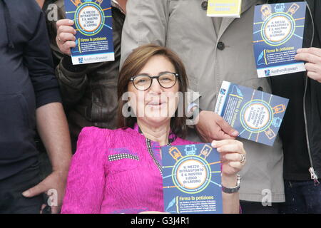 Napoli, Italia. 14 Maggio, 2016. Renata Polverini promuove la petizione su emendamenti all'articolo 62 della legge del 9 aprile 2008, n. 81, con i mezzi di trasporto pubblico di lavoratori. © Salvatore Esposito/Pacific Press/Alamy Live News Foto Stock