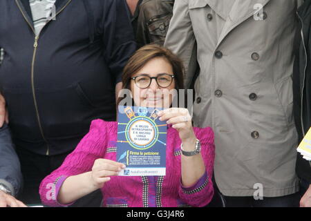 Napoli, Italia. 14 Maggio, 2016. Renata Polverini promuove la petizione su emendamenti all'articolo 62 della legge del 9 aprile 2008, n. 81, con i mezzi di trasporto pubblico di lavoratori. © Salvatore Esposito/Pacific Press/Alamy Live News Foto Stock