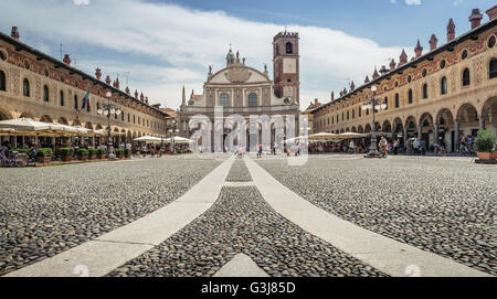 Piazza Ducale di Vigevano,; vista del complesso monumentale rinascimentale della piazza centrale, girato in estate luce brillante Foto Stock