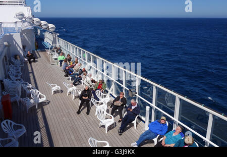 I passeggeri seduti sul ponte di MV Pont-Aven il Brittany Ferries cruiseferry a vela tra Portsmouth e Santander. Foto Stock