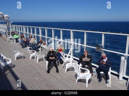 I passeggeri seduti sul ponte di MV Pont-Aven il Brittany Ferries cruiseferry a vela tra Portsmouth e Santander. Foto Stock