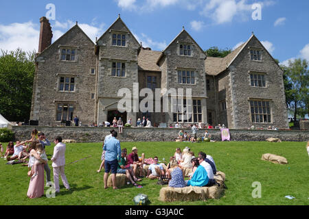 Garden Party ricevimento di nozze a Wilderhope Manor cinquecentesca di Manor House e YHA Ostello della gioventù Foto Stock