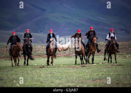 Cavallo nomadi giochi noti anche come polo di capra, kokpar o buzkashi, Kirghizistan. Foto Stock