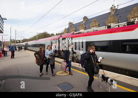 Arrivando Oxenholme Stazione ferroviaria Gateway per il distretto dei laghi Foto Stock