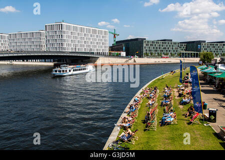 Gita in barca sul fiume Sprea, nel distretto governativo di Berlino, Germania, crociere fluviali, capitale spiaggia giardino della birra Foto Stock