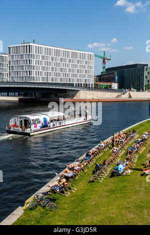 Gita in barca sul fiume Sprea, nel distretto governativo di Berlino, Germania, crociere fluviali, capitale spiaggia giardino della birra Foto Stock