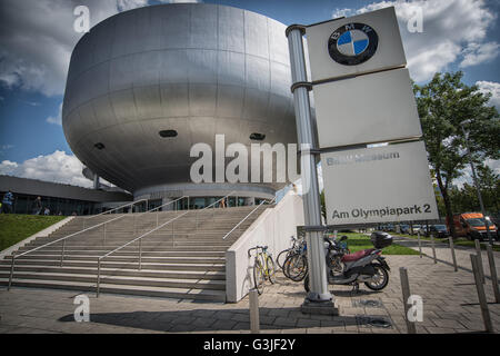 München, Germania. 21 Ago, 2014. Il complesso della BMW si trova nelle immediate vicinanze del Centro Olimpico di Monaco di Baviera e fu inaugurato nel 1972 in occasione dei Giochi Olimpici di quell'anno. All'interno è stato deciso per fare spazio per i modelli storici della casa automobilistica tedesca, insieme con i prototipi delle future macchine, la sua è stata implementatore dall'architetto Viennese Karl Schwanzer, che era anche il padre del grande grattacielo adiacente progetto che ospita il centro di gestione della BMW. © Andrea Ronchini/Pacific Press/Alamy Live News Foto Stock