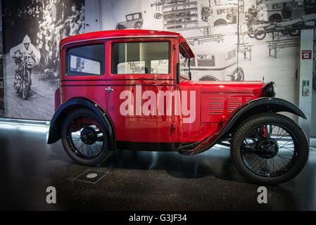 München, Germania. 21 Ago, 2014. All'interno del museo, con le vetture sul display. Il complesso della BMW si trova nelle immediate vicinanze del Centro Olimpico di Monaco di Baviera e fu inaugurato nel 1972 in occasione dei Giochi Olimpici di quell'anno. All'interno è stato deciso per fare spazio per i modelli storici della casa automobilistica tedesca, insieme con i prototipi delle future macchine, la sua è stata implementatore dall'architetto Viennese Karl Schwanzer, che era anche il padre del grande grattacielo adiacente progetto che ospita il centro di gestione della BMW. © Andrea Ronchini/Pacific Press/Alamy Live News Foto Stock