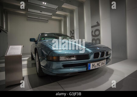 München, Germania. 21 Ago, 2014. All'interno del museo, con le vetture sul display. Il complesso della BMW si trova nelle immediate vicinanze del Centro Olimpico di Monaco di Baviera e fu inaugurato nel 1972 in occasione dei Giochi Olimpici di quell'anno. All'interno è stato deciso per fare spazio per i modelli storici della casa automobilistica tedesca, insieme con i prototipi delle future macchine, la sua è stata implementatore dall'architetto Viennese Karl Schwanzer, che era anche il padre del grande grattacielo adiacente progetto che ospita il centro di gestione della BMW. © Andrea Ronchini/Pacific Press/Alamy Live News Foto Stock