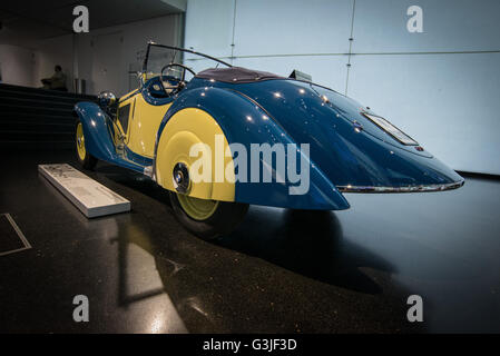 München, Germania. 21 Ago, 2014. All'interno del museo, con le vetture sul display. Il complesso della BMW si trova nelle immediate vicinanze del Centro Olimpico di Monaco di Baviera e fu inaugurato nel 1972 in occasione dei Giochi Olimpici di quell'anno. All'interno è stato deciso per fare spazio per i modelli storici della casa automobilistica tedesca, insieme con i prototipi delle future macchine, la sua è stata implementatore dall'architetto Viennese Karl Schwanzer, che era anche il padre del grande grattacielo adiacente progetto che ospita il centro di gestione della BMW. © Andrea Ronchini/Pacific Press/Alamy Live News Foto Stock