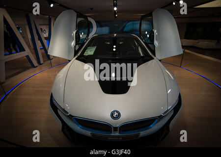 München, Germania. 21 Ago, 2014. All'interno di BMW Welt. Il complesso della BMW si trova nelle immediate vicinanze del Centro Olimpico di Monaco di Baviera e fu inaugurato nel 1972 in occasione dei Giochi Olimpici di quell'anno. All'interno è stato deciso per fare spazio per i modelli storici della casa automobilistica tedesca, insieme con i prototipi delle future macchine, la sua è stata implementatore dall'architetto Viennese Karl Schwanzer, che era anche il padre del grande grattacielo adiacente progetto che ospita il centro di gestione della BMW. © Andrea Ronchini/Pacific Press/Alamy Live News Foto Stock