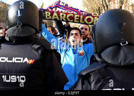 Madrid, Spagna. Xiii Apr, 2016. FC Barcelona sostenitori gridare slogan in Madrid. © Jorge Sanz/Pacific Press/Alamy Live News Foto Stock