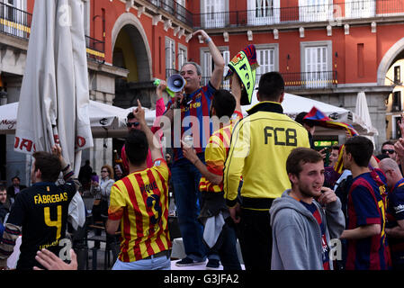 Madrid, Spagna. Xiii Apr, 2016. FC Barcelona sostenitori gridare slogan in Madrid. © Jorge Sanz/Pacific Press/Alamy Live News Foto Stock