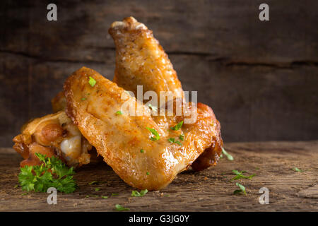 Pollo fresco carni macinate su sfondo di legno con prezzemolo Foto Stock