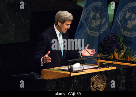 La città di New York, Stati Uniti. 22 apr, 2016. Il Segretario di Stato americano John Kerry affronta l'Assemblea Generale. I capi di Stato e di governo di tutto il mondo si sono riuniti in Assemblea Generale Hall presso la sede delle Nazioni Unite a New York City a firmare l'accordo globale sul clima risultanti dalla COP21 nella conferenza di Parigi (dicembre 2015). © Albin Lohr-Jones/Pacific Press/Alamy Live News Foto Stock