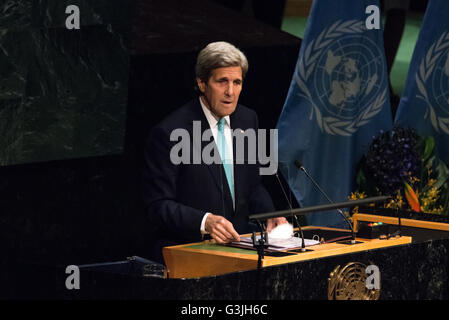 La città di New York, Stati Uniti. 22 apr, 2016. Il Segretario di Stato americano John Kerry affronta l'Assemblea Generale. I capi di Stato e di governo di tutto il mondo si sono riuniti in Assemblea Generale Hall presso la sede delle Nazioni Unite a New York City a firmare l'accordo globale sul clima risultanti dalla COP21 nella conferenza di Parigi (dicembre 2015). © Albin Lohr-Jones/Pacific Press/Alamy Live News Foto Stock