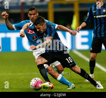 Milano, Italia. Xvi Apr, 2016. Napoli il centrocampista brasiliano Allan (L) combatte per la palla con dell'Inter in avanti montenegrino Stevan Jovetic durante il campionato italiano di una partita di calcio FC Internazionale Milano vs SSC Napoli presso lo Stadio Giuseppe Meazza. Inter ha vinto con il risultato di 2-0. © Carlo Hermann/Pacific Press/Alamy Live News Foto Stock