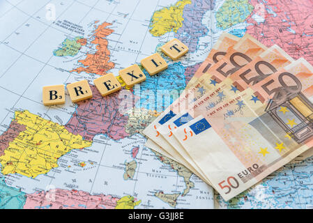 Parola Brexit con denaro euro sulla mappa europea. Il Regno Unito l' adesione all' Unione europea un referendum il 23 giugno 2016 Foto Stock