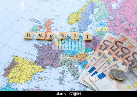 Parola Brexit con denaro euro sulla mappa europea. Il Regno Unito l' adesione all' Unione europea un referendum il 23 giugno 2016 Foto Stock