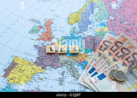 Sì parola con denaro euro sulla mappa europea. Il Regno Unito l' adesione all' Unione europea un referendum il 23 giugno 2016 Foto Stock