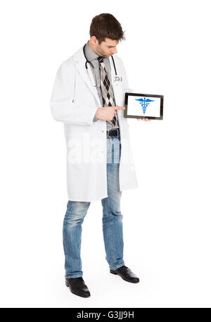 Medico tenendo compressa, isolato su bianco - caduceo simbolo Foto Stock