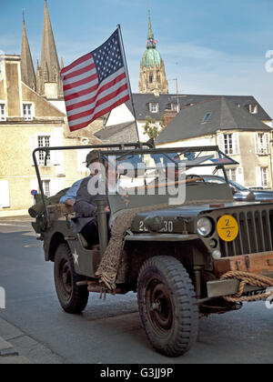 Per commemorare il 72º anniversario del D-Day jeep dell esercito sono azionati attraverso Bayeux Foto Stock