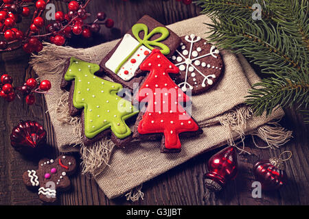 Il cioccolato biscotti di Natale su una tavola di legno sfondo marrone Foto Stock