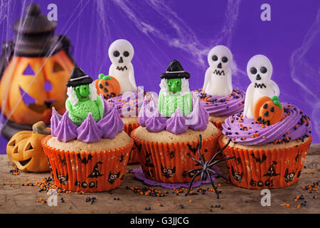 Tortini di Halloween con le streghe e i fantasmi Foto Stock