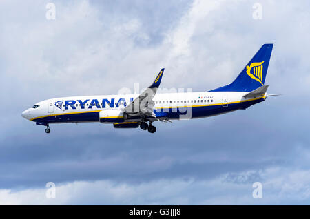 Aereo di linea - Boeing 737-, della compagnia aerea a basso costo - Ryanair-, è venuta, pronto a terra, all'aeroporto di Madrid (Spagna) Foto Stock