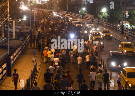 Kolkata, India. 07 Maggio, 2016. Jadavpur studenti universitari ha organizzato una manifestazione di protesta rally dalle università che protestavano contro ABVP outsider del membro della violenza nel campus universitario. Il conflitto scoppiato tra sinistra sostenuta Student Union e ABVP. Alcuni studenti sono stati feriti e alcune ragazze sono anche stati molestati da outsider e in seguito a una denuncia presentata contro di loro. © Gaetano Piazzolla/Pacific Press/Alamy Live News Foto Stock