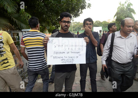 ABVP suporter che mostra poster nazionalista. Scontro brokes tra sinistra unione degli studenti iscritti e Akhil Bharatiya Vidyarthi Parishad (ABVP) oltre lo screening di Buddha a inceppamenti di traffico in jadavpur University campus. La polemica iniziata quando il direttore Vivek Agnihotri raggiunto Jadavpur University a schermo del suo filmato Buddha a inceppamenti di traffico. Tuttavia, gli studenti di tutta l India Associazione degli studenti (AISA), studenti' Federation of India (SFI) e studenti democratica europea (DSU) ha organizzato una massiccia protesta e gheraoed il regista (foto di Paolo Saikat/Pacific Stampa) Foto Stock