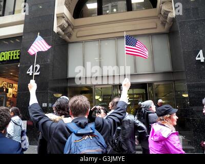 I Newyorkesi rally al di fuori di New York City Board di elezioni a 42 Broadway prima di andare all'interno di frequentare la NYC Board di commissario alle elezioni di incontro che è aperto al pubblico. Centinaia di migliaia di elettori hanno avuto la loro registrazione eliminata nello stato di NY - 126.000 a Brooklyn da soli. Migliaia di elettori hanno avuto la loro parte commutato che li rende non idoneo alla votazione. Migliaia di più sono state allontanate. Oltre un centinaio di migliaia di NYC gli elettori sono stati costretti a votare sulla dichiarazione giurata e scrutini provvisorio che non sono state contate nei risultati principali. Sondaggi aperto fino a tardi, macchine erano difettose. (Foto di Mark Ap Foto Stock