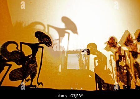 Pekanbaru, Indonesia. 24 apr, 2016. Cultura indonesiana attraverso shadow puppets.un'ombra spettacolo di marionette, o Wayang, come è chiamato in lingua locale, è uno dei punti salienti della cultura giavanese. Oggi la gente del posto (e anche i turisti) assistere a questi spettacoli serali come una fonte di intrattenimento, ma essi originariamente serviva come catalizzatori nella diffusione della parola circa le virtù religiose e messaggi culturali. © Afrianto Silalahi Riau/images/Pacific Press/Alamy Live News Foto Stock