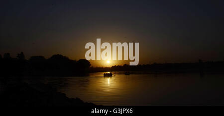 Lahore, Pakistan. 24 apr, 2016. Una vistosa notevole vista del tramonto attraverso il fiume Ravi oltre i cieli. © Rana Sajid Hussain/Pacific Press/Alamy Live News Foto Stock